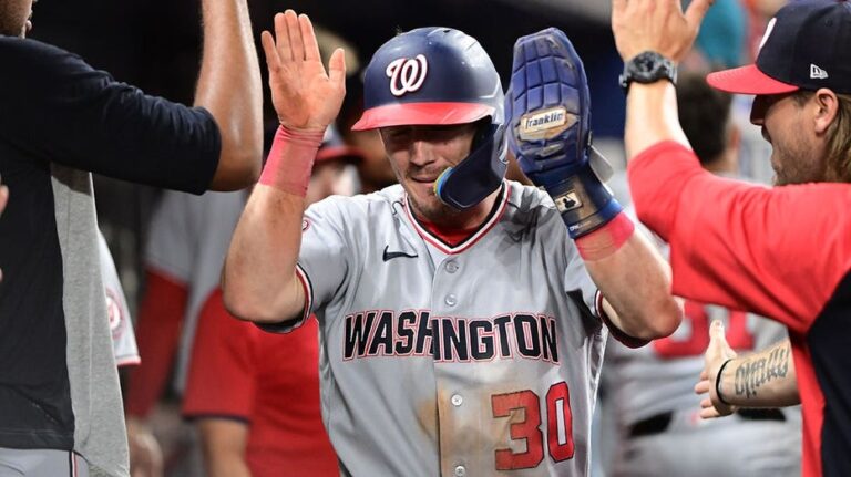 Jacob Young impresiona con una espectacular atrapada estilo Spider-Man en el partido de los Nationals