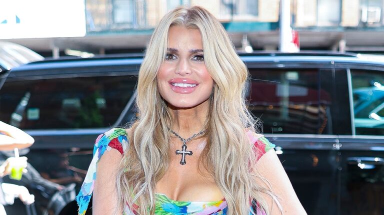 Jessica Simpson celebra sus 46 años en bikini y revela que sus hijos nunca la han visto en concierto