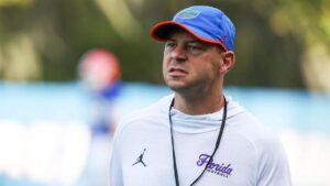 Entrenador de Florida Gators confronta a analista de ESPN por críticas a su afición a las pedicuras