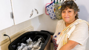 Abuela de Missouri desafía orden de salud para servir desayunos gratuitos a su comunidad