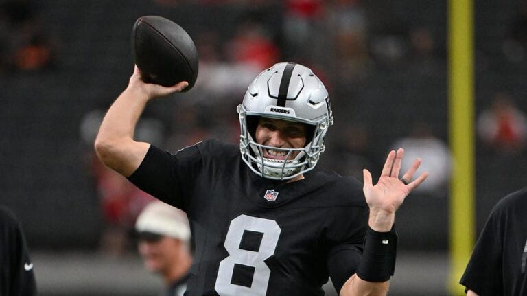 Kirk Cousins lidera la pretemporada de Raiders, pero el entrenador Klint Kubiak no define titular