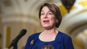 Amy Klobuchar bajo crítica por silencio frente al escándalo de fraude en Minnesota