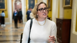 Kyrsten Sinema enfrenta demanda por adulterio bajo antigua ley de alienación de afectos