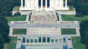 Trump insiste en que daño al Reflecting Pool fue vandalismo y cita testimonio clave