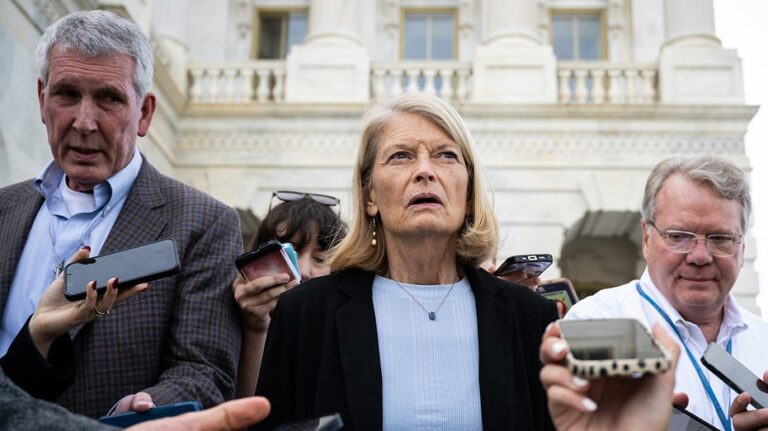Senadora Murkowski bloquea nominación de Todd Blanche como fiscal general de EE.UU.