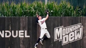 Kyle Schwarber brilla con dos jonrones en el tradicional juego Field of Dreams de MLB