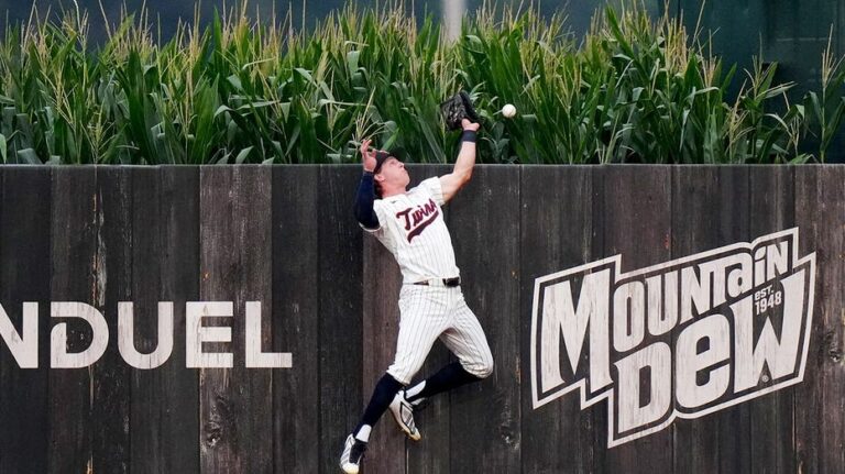 Kyle Schwarber brilla con dos jonrones en el tradicional juego Field of Dreams de MLB