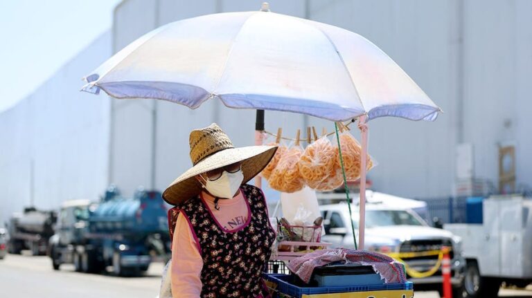Persisten olores y problemas tras incendio en almacén de Boyle Heights
