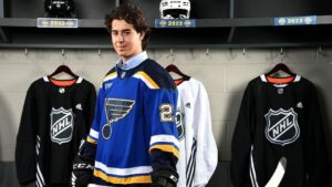Jugador de hockey de Arizona State y elegido por St. Louis Blues hospitalizado tras colapso en entrenamiento