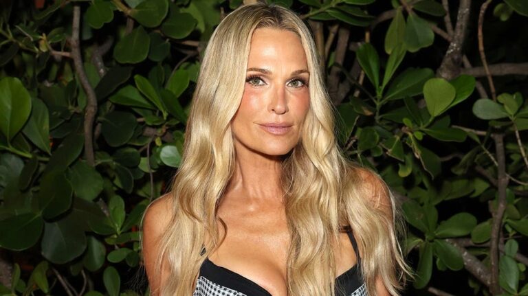 Molly Sims presume su figura en bikini durante un día de playa con sus hijos