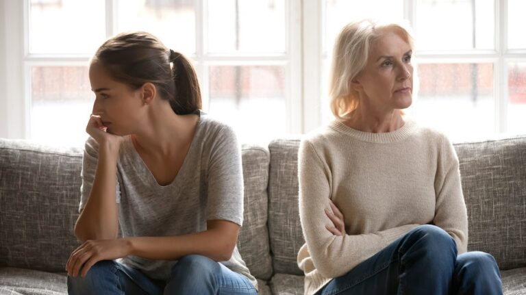Cinco factores que explican por qué más estadounidenses cortan lazos con sus padres