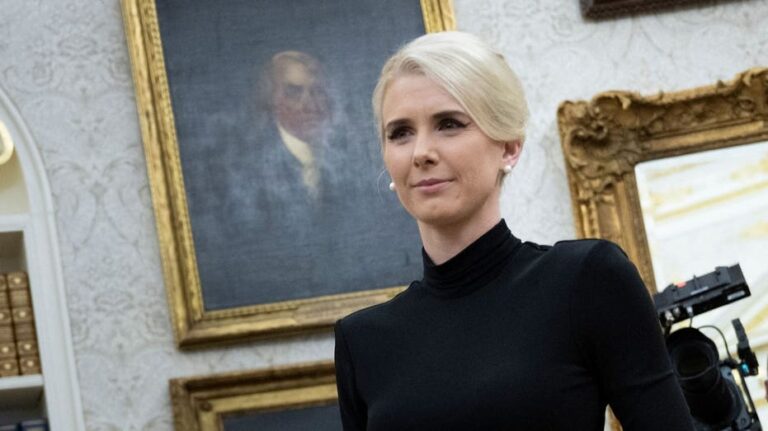 Medios enfocan de forma desmedida en Natalie Harp, ayudante del presidente Trump