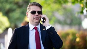 Nicholas Begich y Bill Hill avanzan para disputar la única banca de Alaska en la Cámara de Representantes