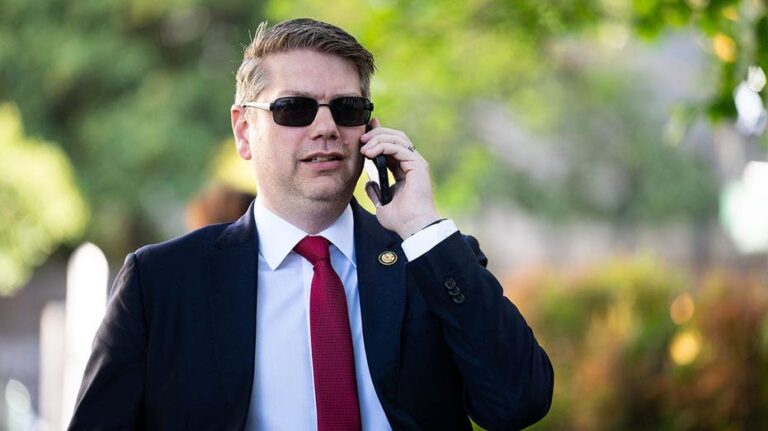 Nicholas Begich y Bill Hill avanzan para disputar la única banca de Alaska en la Cámara de Representantes