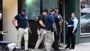 Hombre armado con cuchillo de carnicero muere tras enfrentamiento con policía en Lower East Side