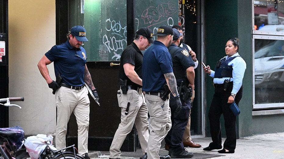 Hombre armado con cuchillo de carnicero muere tras enfrentamiento con policía en Lower East Side