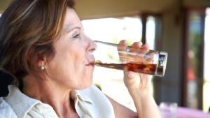 El consumo diario de bebidas azucaradas casi triplica el riesgo de cáncer de estómago según estudio