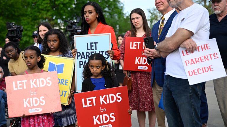 Madre de Portland disputa con escuela por bandera trans inclusiva en primaria