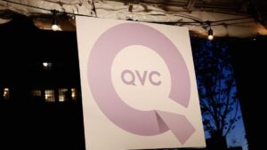 Presentadora de QVC enfrenta con profesionalismo un desliz verbal en vivo