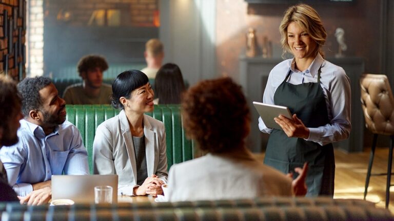 Consejos de una exmesera para recibir mejores propinas en restaurantes