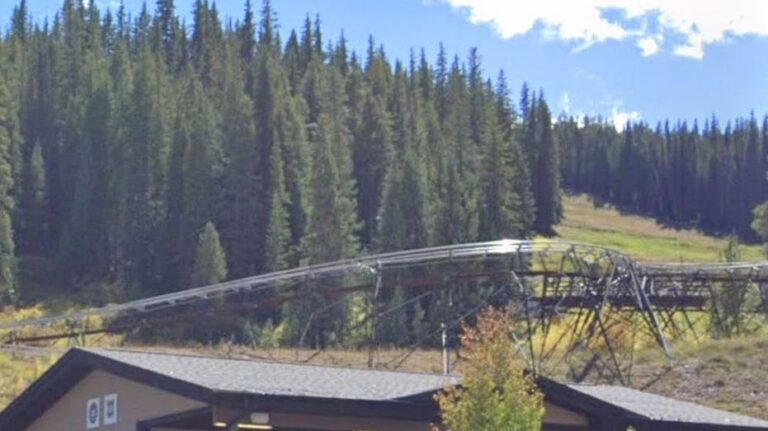 Mujer en Colorado sufre graves heridas tras salir expulsada de montaña rusa y ser arrastrada
