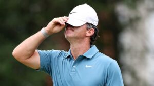Rory McIlroy falla dos veces el mismo chip y compromete su chance en el Tour Championship