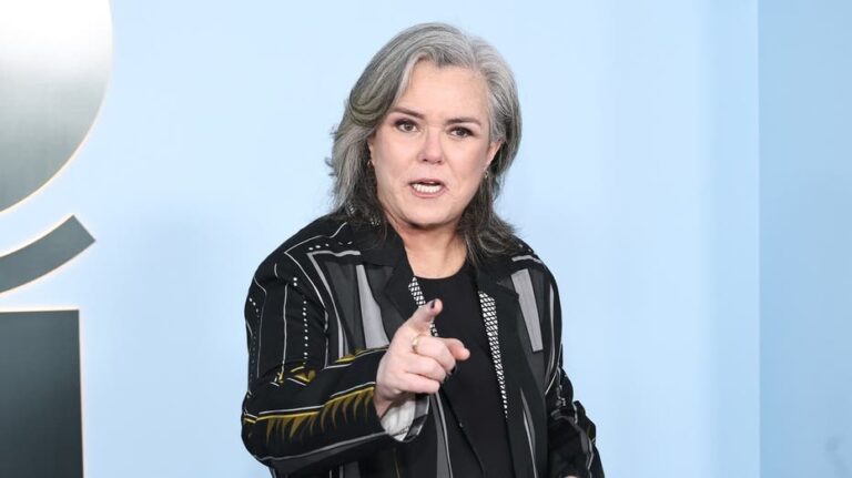 Rosie O’Donnell critica a CBS por acuerdo millonario con Trump que califica de soborno