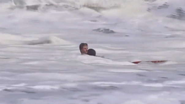 Joven salvavidas de 16 años rescata a niño atrapado en olas gigantes en Santa Cruz