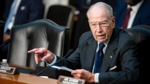 Chuck Grassley facilita la histórica confirmación de Todd Blanche como fiscal general