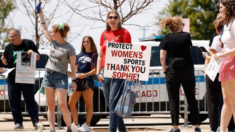 Polémica en Chicago por protesta en apoyo a Sophie Cunningham y debate sobre mujeres trans en el deporte