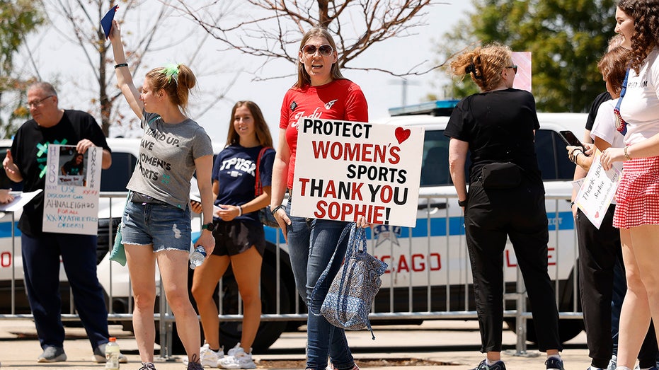 Polémica en Chicago por protesta en apoyo a Sophie Cunningham y debate sobre mujeres trans en el deporte