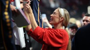 Sophie Cunningham conecta con joven fan tras partido intenso entre Indiana Fever y Portland Fire