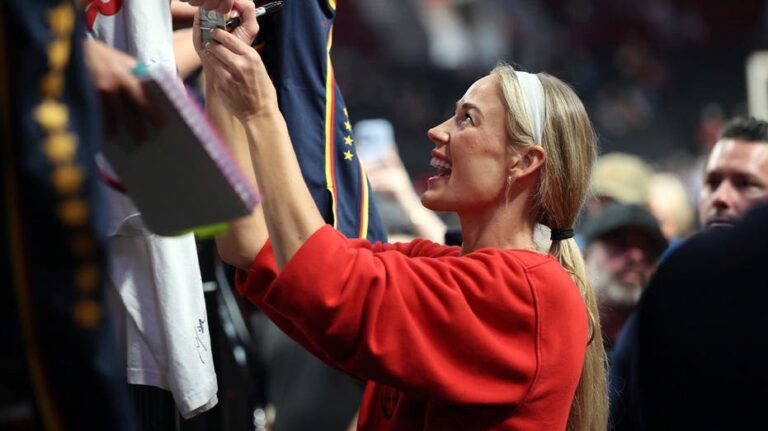 Sophie Cunningham conecta con joven fan tras partido intenso entre Indiana Fever y Portland Fire