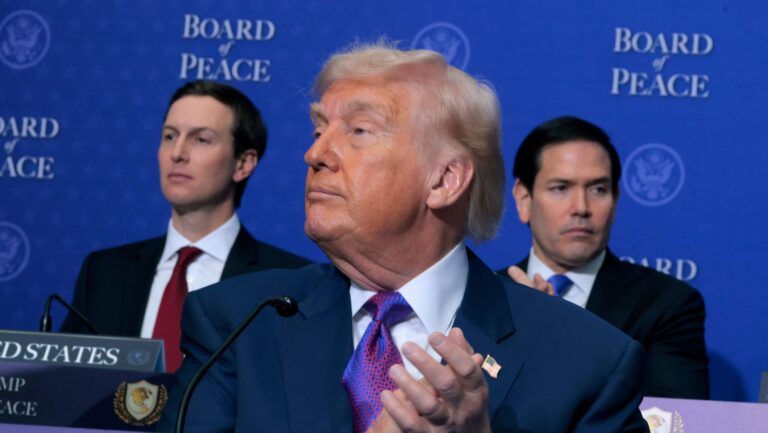 Trump anuncia acuerdo para desarme de Hamas en Gaza, pero persisten dudas sobre su implementación