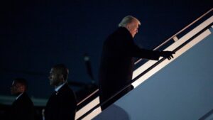 Trump utilizó un camión de catering y un avión señuelo para evadir una amenaza iraní en Turquía