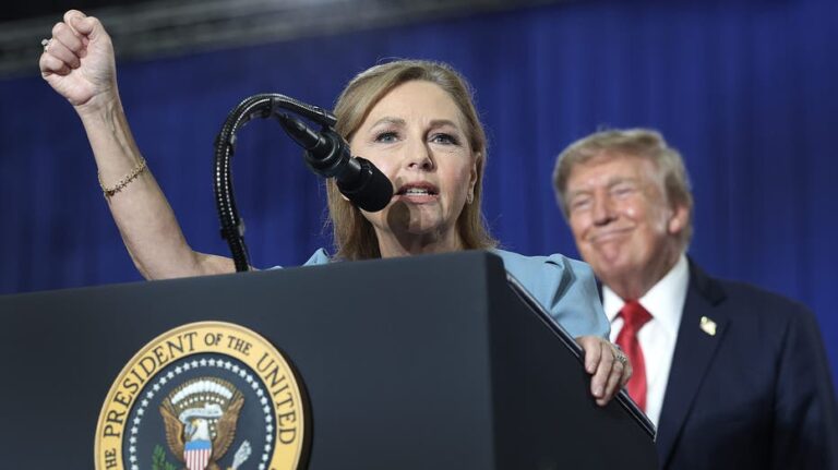 Donald Trump responde a protestante en acto en Myrtle Beach y refuerza apoyo para candidata al Senado de Carolina del Sur