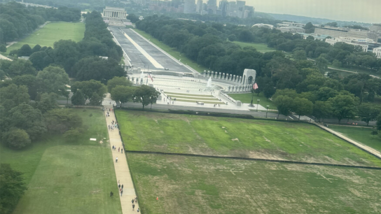 Trump atribuye a vandalismo daño en césped del National Mall tras evento del 4 de julio