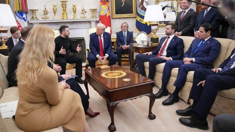 Marco Rubio recibe 68 nuevos cargos imaginarios en regalo viral de la Casa Blanca