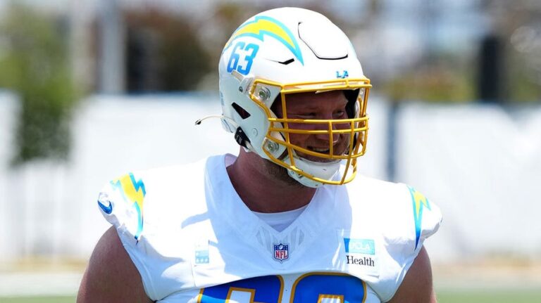 Los Angeles Chargers pierden a su centro estrella Tyler Biadasz por lesión de rodilla que pone fin a su temporada