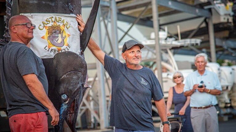 Pescadores de Massachusetts capturan un pez vela azul de 1,260 libras cerca del récord mundial