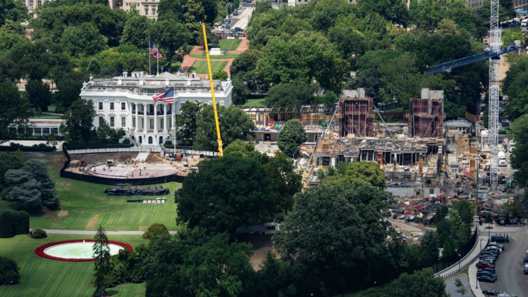 La Corte Suprema reconsidera orden judicial que frena construcción en la Casa Blanca