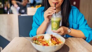 Revisan los riesgos de consumir demasiada proteína y su impacto en la salud y longevidad