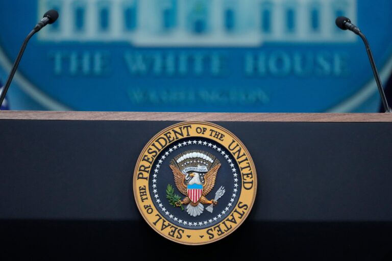Juez ordena a la Casa Blanca restablecer acceso a CNN, MS NOW y Politico tras veto de Trump