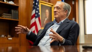 Servicio Postal detiene sistema clave del plan de Trump para restringir el voto por correo