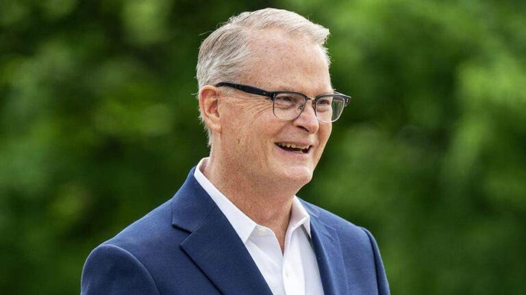 Candidato demócrata en Kansas pide a Kamala Harris no intervenir en su campaña