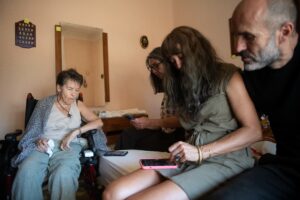 Desahucian a mujer de 87 años en Madrid con contrato de renta antigua tras compra del inmueble por fondo inversor