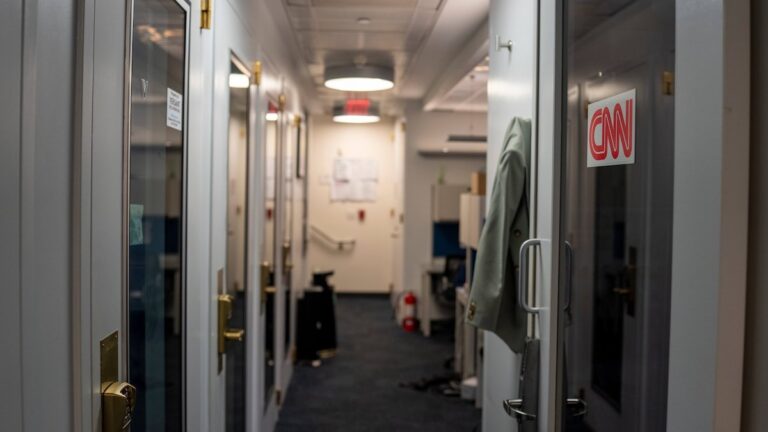 CNN excluida del viaje en Air Force One durante una nueva restricción de la Casa Blanca