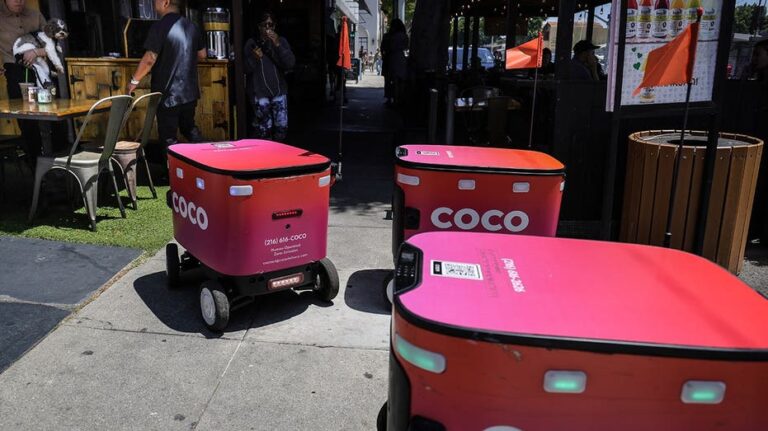 Robots de entrega bloquean aceras en Chicago generando preocupación por accesibilidad