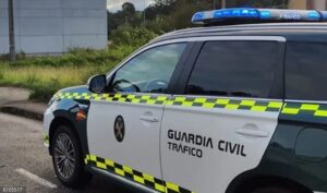 Cómo adelantar a un coche de la Guardia Civil o Policía sin riesgo de multa