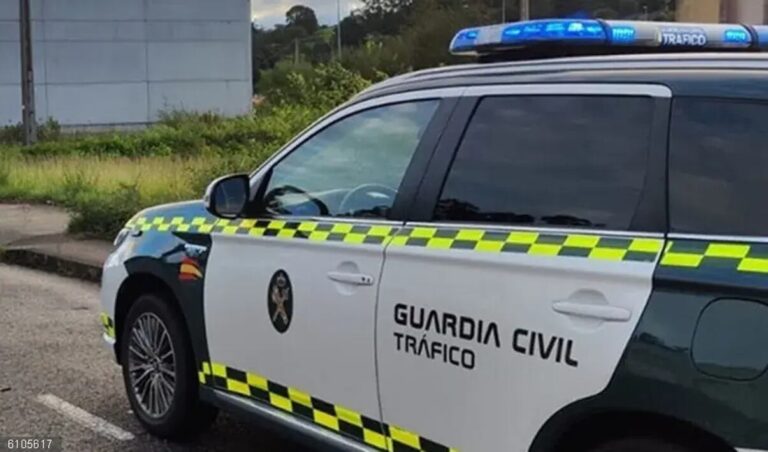 Cómo adelantar a un coche de la Guardia Civil o Policía sin riesgo de multa